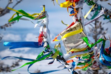 Budist Aydınlanma duası kışın güneşli bir günde Rusya 'nın Baykal Gölü, Ogoy Adası' nda