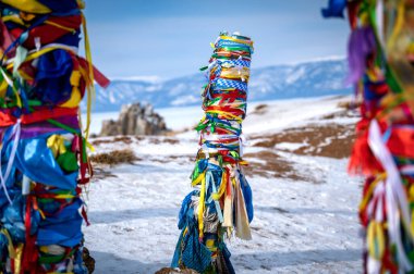Rusya 'daki Baykal Gölü' ndeki Olkhon Adası 'nda şamanik ve budist dualarının renkli görüntüleri. Kutsal ve şamanik anka manzarası