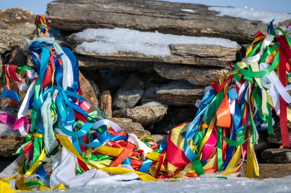 Olkhon Adası 'nın Burhan Burnu' nda bağlı kutsal sütunlar. Buryat gelenekleri. Baykal Gölü 'nün Şaman ve Budist ayinleri. Olkhon Adası, Baykal Gölü, Buryatia Cumhuriyeti Rusya