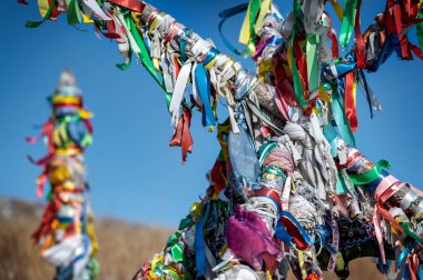 Olkhon Adası 'nın Burhan Burnu' nda bağlı kutsal sütunlar. Buryat gelenekleri. Baykal Gölü 'nün Şaman ve Budist ayinleri. Olkhon Adası, Baykal Gölü, Buryatia Cumhuriyeti Rusya