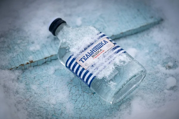 Marzo 2020 Davsha Village Siberia Rusia Botella Vodka Cerca Del —  Fotos de Stock