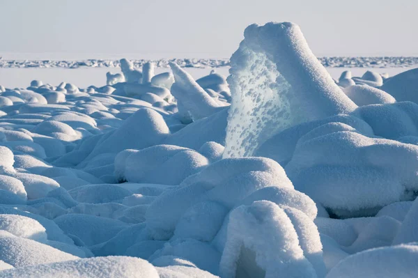 Los Témpanos Azules Transparentes Apilados Hummoquks Del Hielo Contra Cielo —  Fotos de Stock