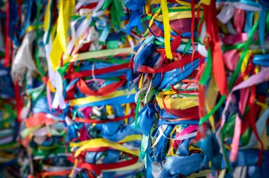 Olkhon Adası 'nın Burhan Burnu' nda bağlı kutsal sütunlar. Buryat gelenekleri. Baykal Gölü 'nün Şaman ve Budist ayinleri. Olkhon Adası, Baykal Gölü, Buryatia Cumhuriyeti Rusya