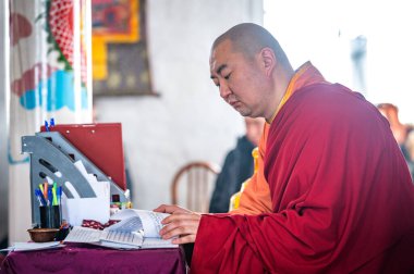 Atsagatsky Datsan Tapınağı, Ulan Ude, Sibirya, Rusya - 09 Mart 2020: Budist rahipler Dzogchen Duga 'da mantralar okuyorlar. Budist rahipler Sibirya 'da Baykal Gölü yakınlarındaki antik bir Budist tapınağında dua ediyorlar..