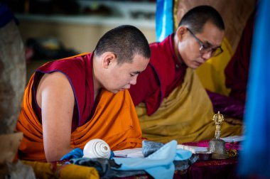 Atsagatsky Datsan Tapınağı, Ulan Ude, Sibirya, Rusya - 09 Mart 2020: Budist rahipler Dzogchen Duga 'da mantralar okuyorlar. Budist rahipler Sibirya 'da Baykal Gölü yakınlarındaki antik bir Budist tapınağında dua ediyorlar..