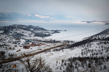 Kış gelmeden turizm merkezlerinin ve Curkut Körfezi 'nin güzel manzarası. Baykal Gölü, Rusya