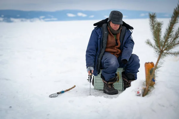 俄罗斯西伯利亚贝加尔湖 2020年3月5日 冬季冰捕鱼 三月的一天 一个渔夫正在贝加尔湖边的帐篷和汽车附近钓鱼 俄罗斯西伯利亚贝加尔湖 — 图库照片