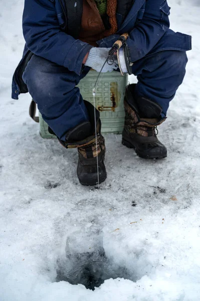 Jezioro Bajkał Syberia Rosja Marca 2020 Wędkarstwo Zimowe Rybak Wędkuje — Zdjęcie stockowe