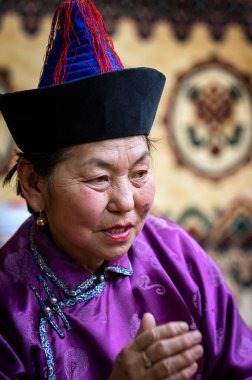 Naryn-Atsagat bölgesi, Oulan Oude (ulan ude), Sibirya, Rusya - Mars 09, 2020: Buryat kadınının geleneksel kostümlü portresi. Buryatia Cumhuriyeti, Sibirya, Rusya.