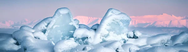Διαφανές Μπλε Πάγο Επιπλέει Συσσωρεύονται Πάγο Hummocks Κατά Ένα Μπλε — Φωτογραφία Αρχείου