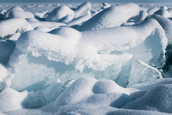 晴れた日には青い空に氷のハンモックに積み上げられた透明な青い氷の流れ 凍った湖バイカルの珍しい冬の風景 自然の冷たい背景 ロシアのシベリア — ストック写真