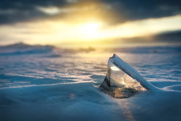 自然打破冰在结冰的水湖 贝加尔湖俄国冬天季节自然风景背景 — 图库照片