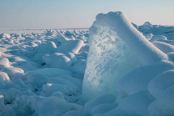 Los Témpanos Azules Transparentes Apilados Hummoquks Del Hielo Contra Cielo —  Fotos de Stock