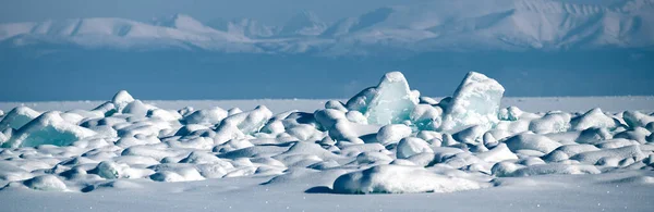 Los Témpanos Azules Transparentes Apilados Hummoquks Del Hielo Contra Cielo — Foto de Stock