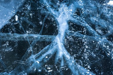 Baykal buzu. Baykal 'ın buzunda çatlaklar var. Baykal çatlıyor. Sibirya ve Rusya 'da buzlar kırıldı