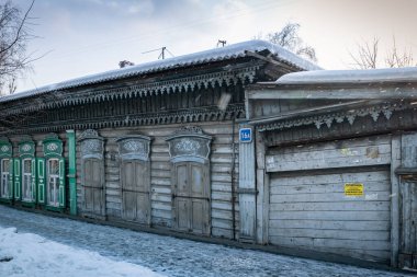 Irkutk, Sibirya, Rusya, 26 / 02 / 2020: Irkourtsk 'taki eski ve geleneksel ahşap ev
