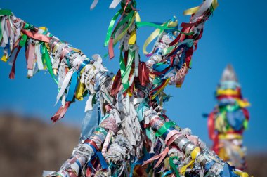 Olkhon Adası 'nın Burhan Burnu' nda bağlı kutsal sütunlar. Buryat gelenekleri. Baykal Gölü 'nün Şaman ve Budist ayinleri. Olkhon Adası, Baykal Gölü, Buryatia Cumhuriyeti Rusya