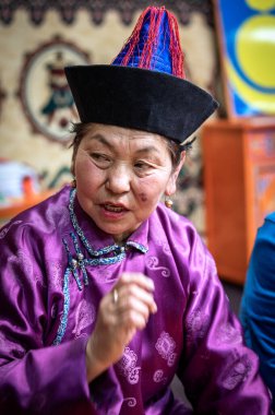 Naryn-Atsagat bölgesi, Oulan Oude (ulan ude), Sibirya, Rusya - Mars 09, 2020: Buryat kadınının geleneksel kostümlü portresi. Buryatia Cumhuriyeti, Sibirya, Rusya.