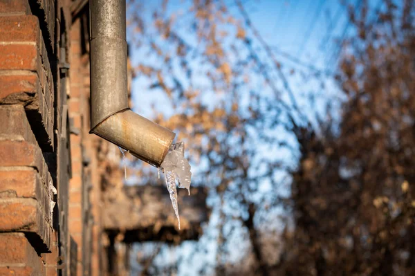 在俄罗斯西伯利亚布里亚提亚共和国的首府乌兰乌德市的一条街道上 从一个伙食供应商那里流出的冰冻水 — 图库照片