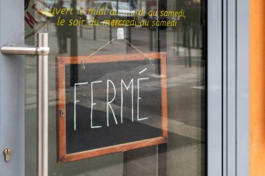 16 Mart 2020 Lyon, Fransa: Coronavirüs salgını nedeniyle, işletmeler kapandı ve iflas riski var. Finansal ve ekonomik kriz. Covid 19 'un mondiyal salgını