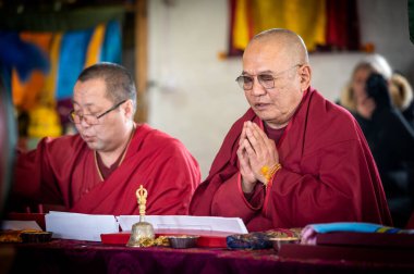 Atsagatsky Datsan Tapınağı, Ulan Ude, Sibirya, Rusya - 09 Mart 2020: Budist rahipler Dzogchen Duga 'da mantralar okuyorlar. Budist rahipler Sibirya 'da Baykal Gölü yakınlarındaki antik bir Budist tapınağında dua ediyorlar..