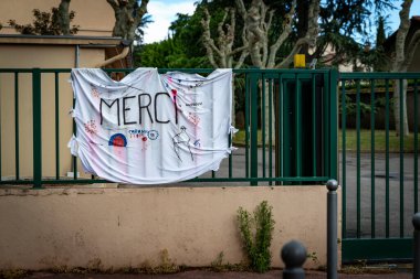 30 / 04 / 2020 Lyon, Rhone alpes auvergne, Fransa: Covid 19 koronavirüs salgını sırasında pencerenin arkasında mücadele, teşekkür ve gösteri