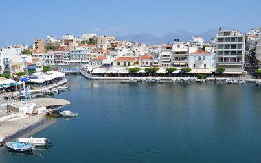 Agios Nikolaos gündüz pitoresk göl manzarası.