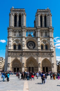 İnsanların önünde Notre Dame Katedrali