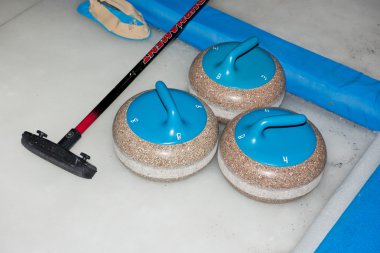 Curling taşları buz üzerinde