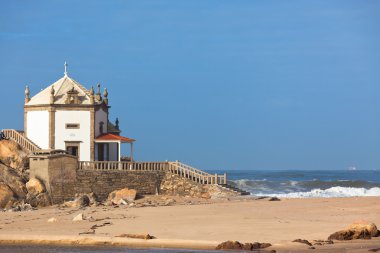 Kenarı beyaz taş Şapel