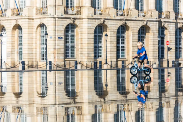 Ragazzo divertirsi in fontana a Bordeaux — Foto Stock