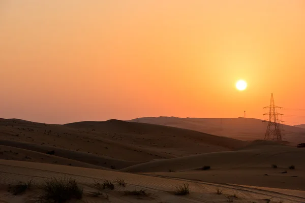 Hochspannungsleitung in den Dünen von Liwa — Stockfoto