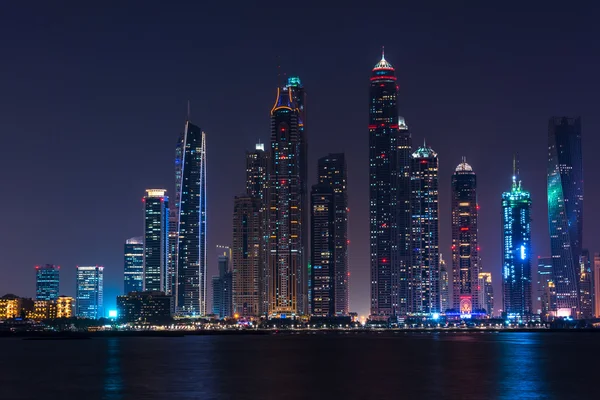 Paesaggio urbano notturno della città di Dubai — Foto Stock