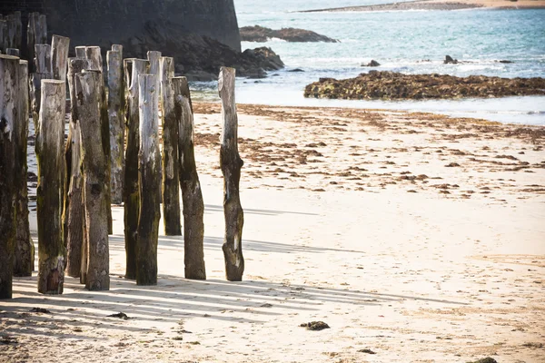Rompeolas en la orilla del mar Saint malo —  Fotos de Stock