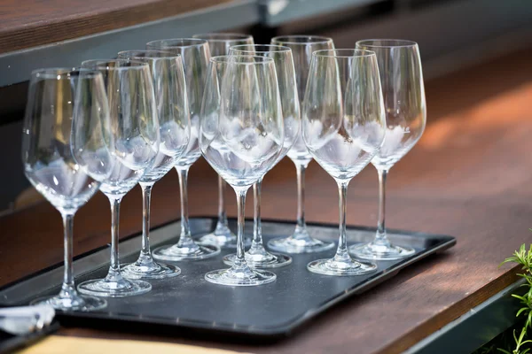 Weingläser auf dem Tisch im Restaurant — Stockfoto