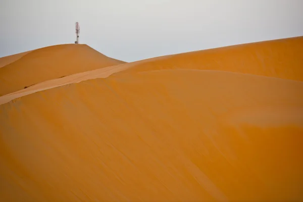 Línea eléctrica en dunas en Liwa — Foto de Stock