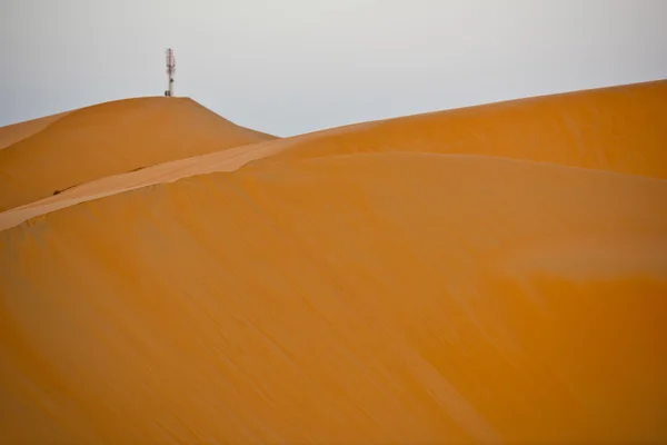 Hochspannungsleitung in den Dünen von Liwa — Stockfoto