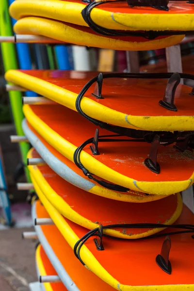 Surfplanken in een stapel — Stockfoto