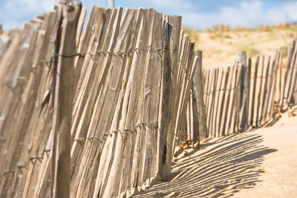 Recinzione in legno sulla spiaggia atlantica — Foto Stock