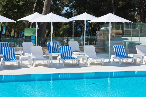 Hotel zwembad stoelen — Stockfoto