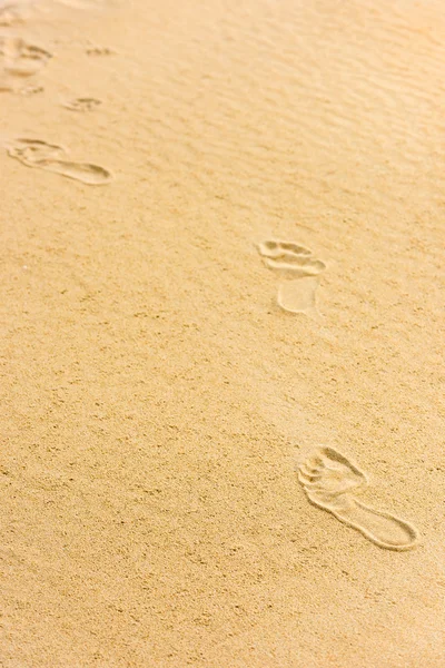 Menschliche Fußabdrücke auf Sand — Stockfoto