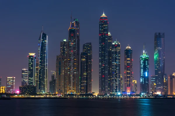 Nacht stadslandschap van Dubai — Stockfoto