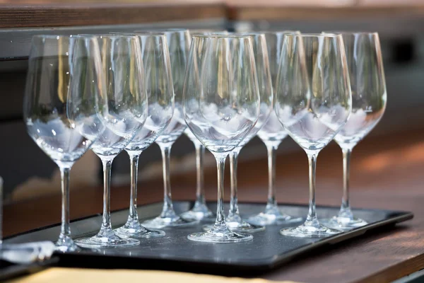 Filas de copas de vino en la mesa —  Fotos de Stock