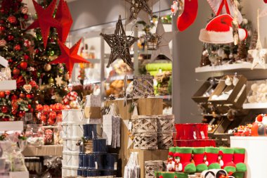 Bir dükkanda Noel ev dekorasyon