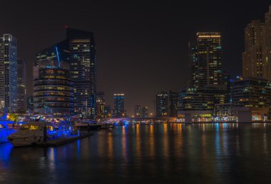 dubai Yat Limanı gece manzarası