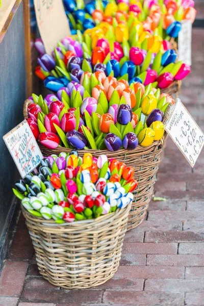 Houten tulpen een Amsterdam markt — Stockfoto