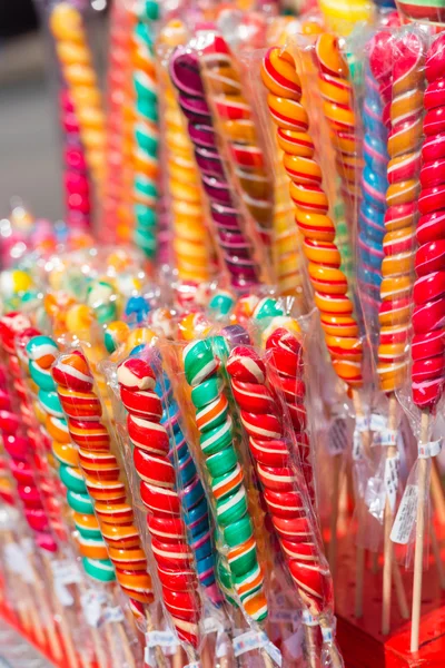 Renkli el yapımı girdap lolipop 