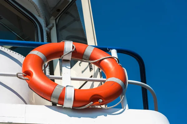 Beyaz bir yatta turuncu lifebuoy — Stok fotoğraf