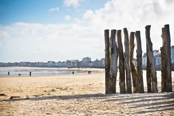 Breakwaters au bord de la mer Saint malo — Photo