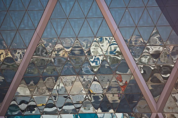 Stadtreflexionen im Spiegel eines Wolkenkratzers — Stockfoto